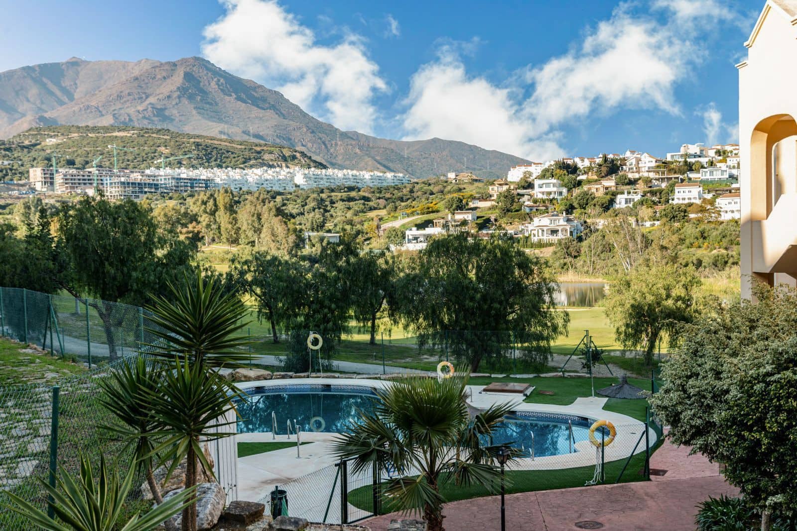 3 bedroom Apartment for sale in Estepona - € 395,000 (Ref: 9894600)