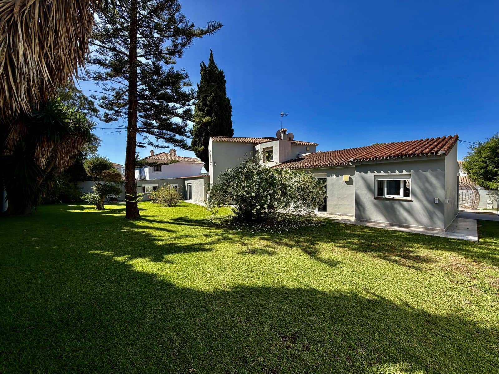 4 bedroom Villa for sale in Cabopino - € 1,725,000 (Ref: 9894602)