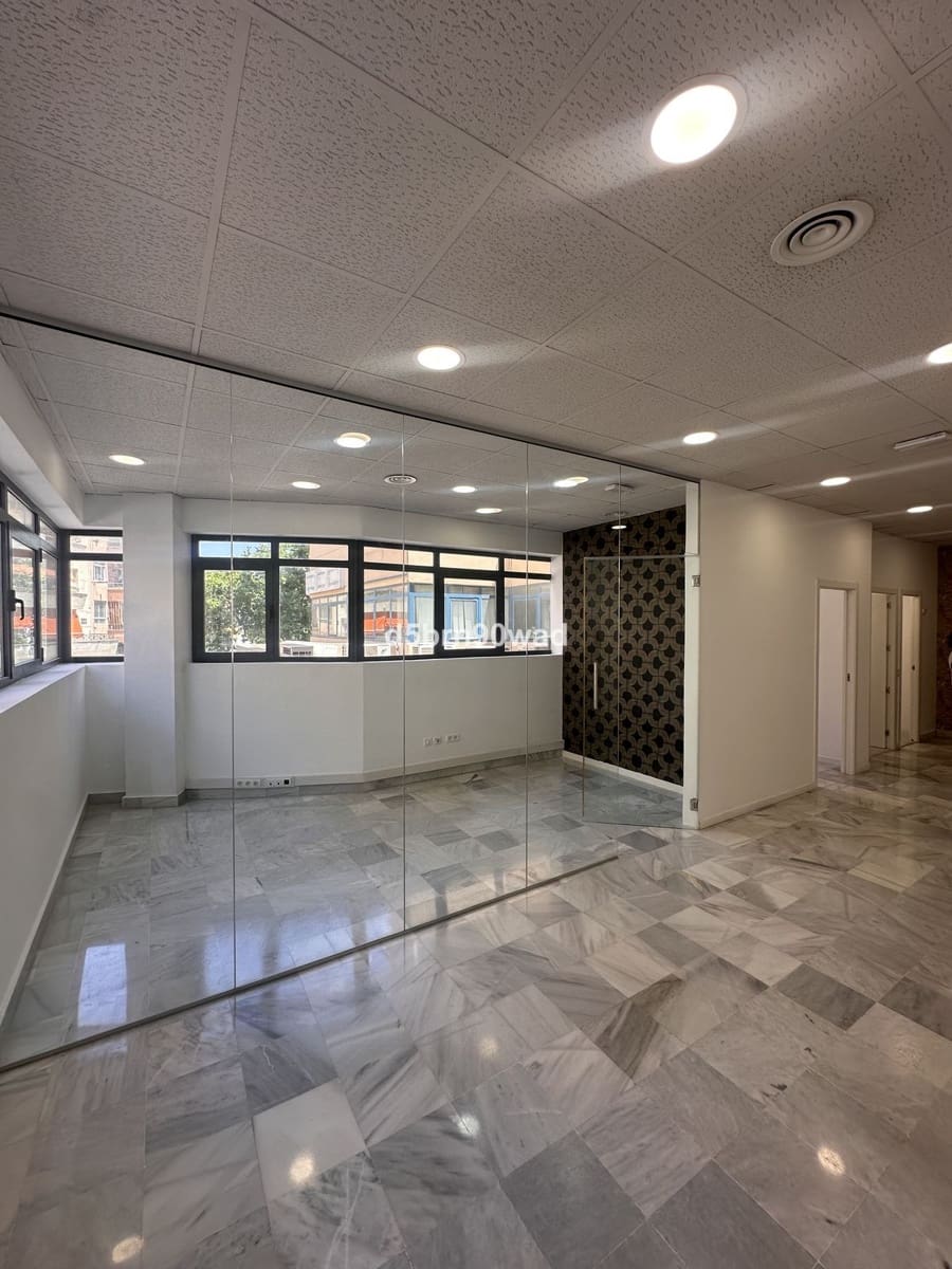 Kontor till salu i Marbella - 325 000 € (Ref: 9894608)