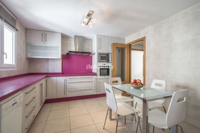 4 bedroom Apartment for sale in Nueva Andalucia, Marbella - € 450,000 (Ref: 9894629)
