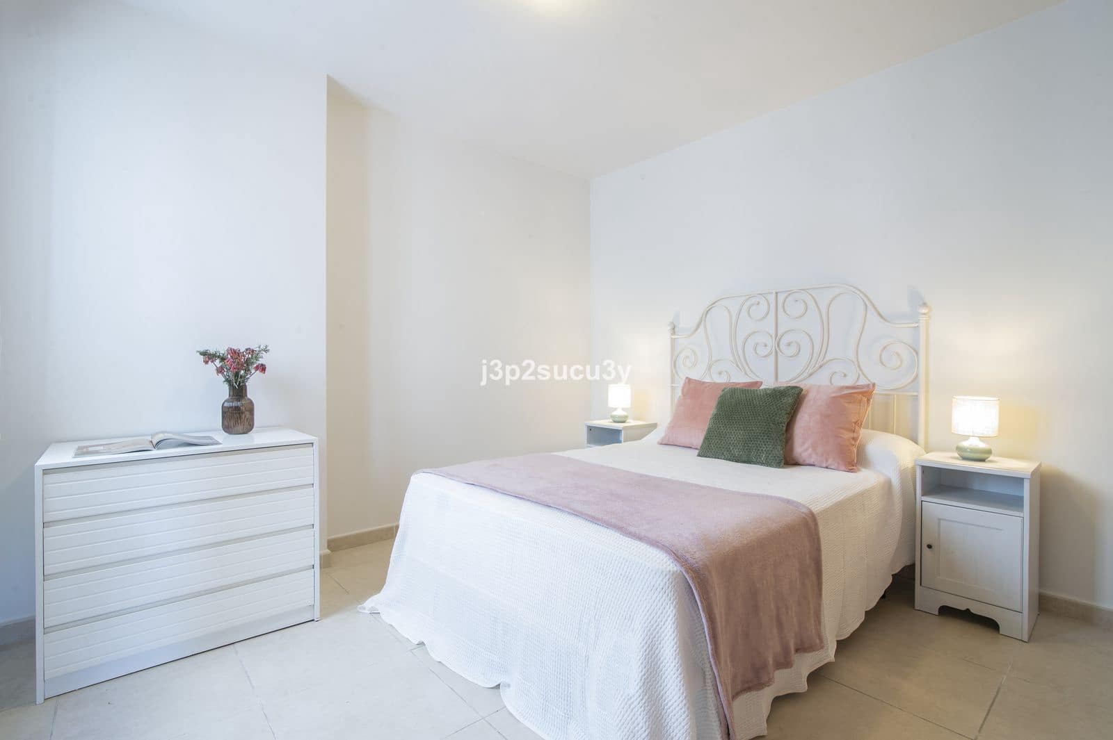 4 bedroom Apartment for sale in Nueva Andalucia - € 450,000 (Ref: 9894629)