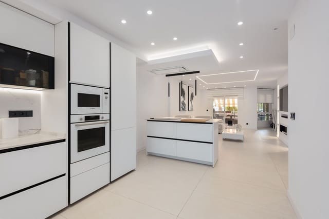 4 soveværelse Lejlighed til salg i Benalmadena Costa, Benalmádena - € 590.000 (Ref: 9894632)