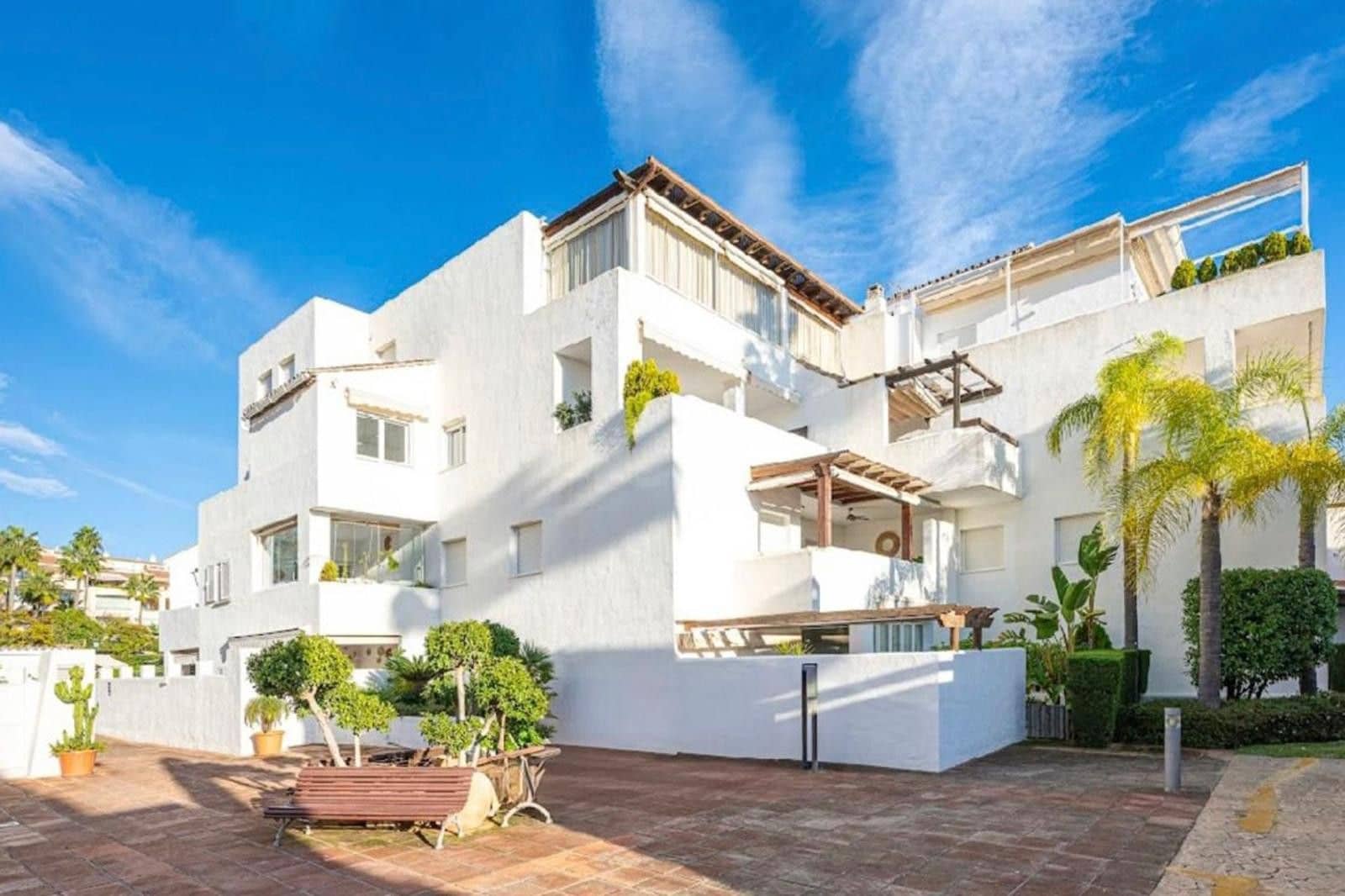 4 bedroom Apartment for sale in Bahia de Marbella - € 1,350,000 (Ref: 9894634)