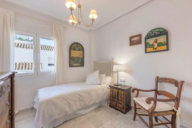 4 bedroom Apartment for sale in Bahía de Marbella, Marbella - € 1,350,000 (Ref: 9894634)