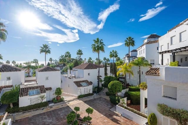 4 bedroom Apartment for sale in Bahía de Marbella, Marbella - € 1,350,000 (Ref: 9894634)