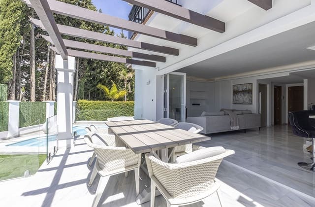5 soverom Kjedet enebolig til salgs i Estepona - € 1 649 000 (Ref: 9894639)