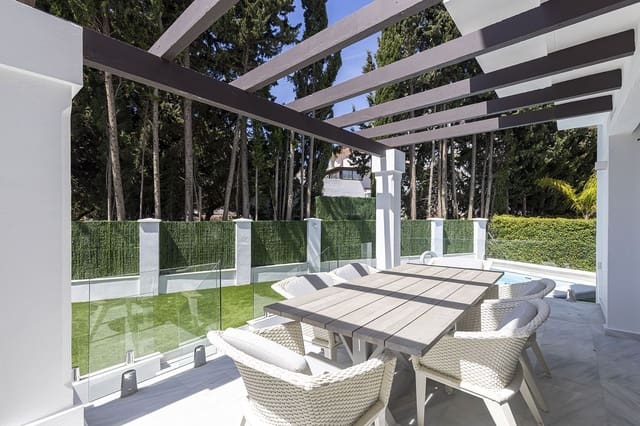 5 soverom Kjedet enebolig til salgs i Estepona - € 1 649 000 (Ref: 9894639)
