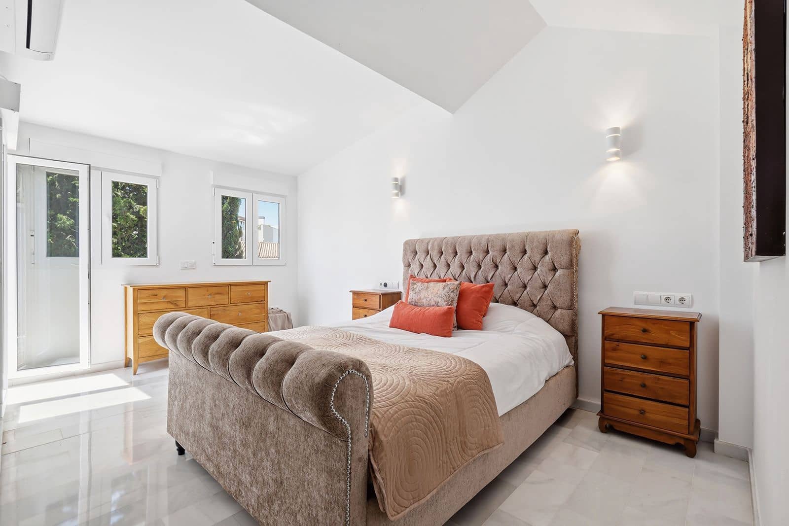 5 soverom Kjedet enebolig til salgs i Estepona - € 1 649 000 (Ref: 9894639)