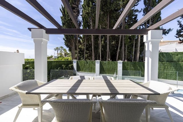 5 soverom Kjedet enebolig til salgs i Estepona - € 1 649 000 (Ref: 9894639)