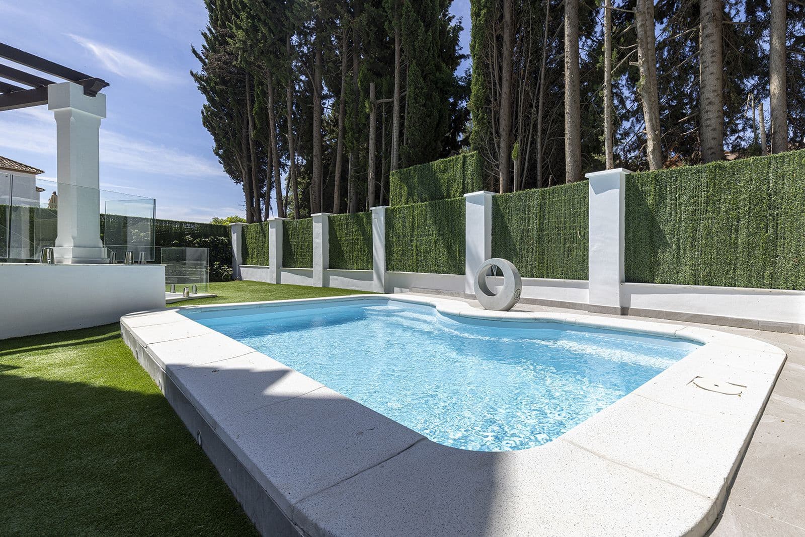 5 soverom Kjedet enebolig til salgs i Estepona - € 1 649 000 (Ref: 9894639)
