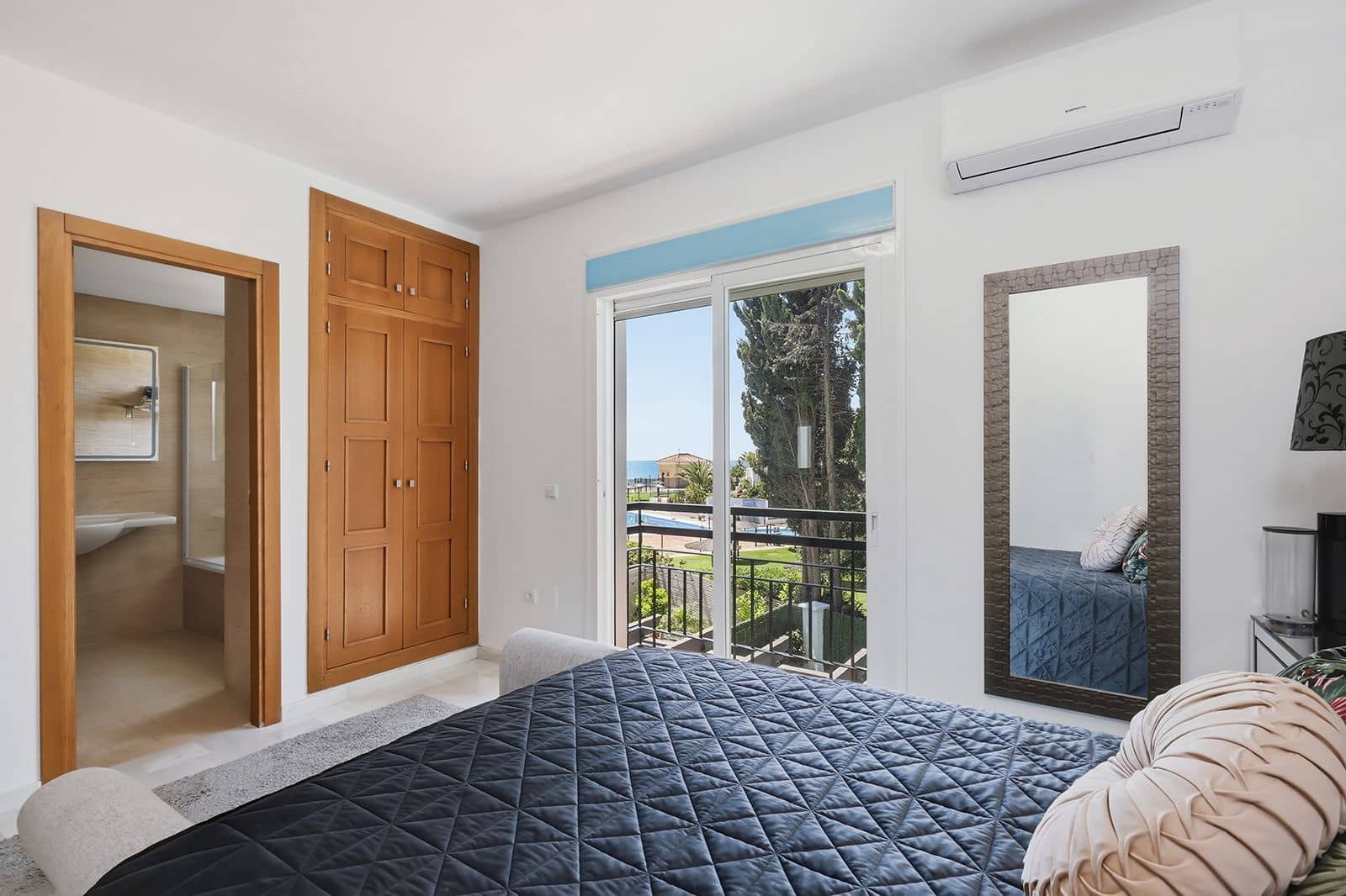 5 soverom Kjedet enebolig til salgs i Estepona - € 1 649 000 (Ref: 9894639)