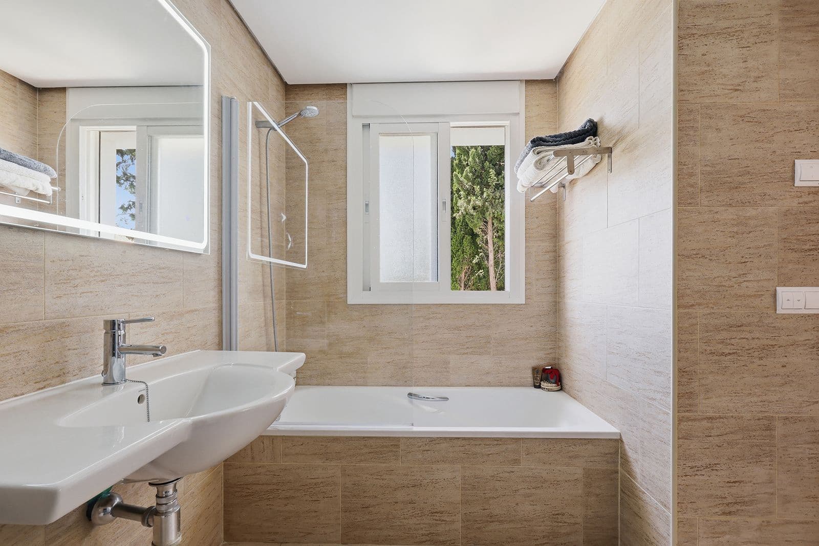 5 soverom Kjedet enebolig til salgs i Estepona - € 1 649 000 (Ref: 9894639)