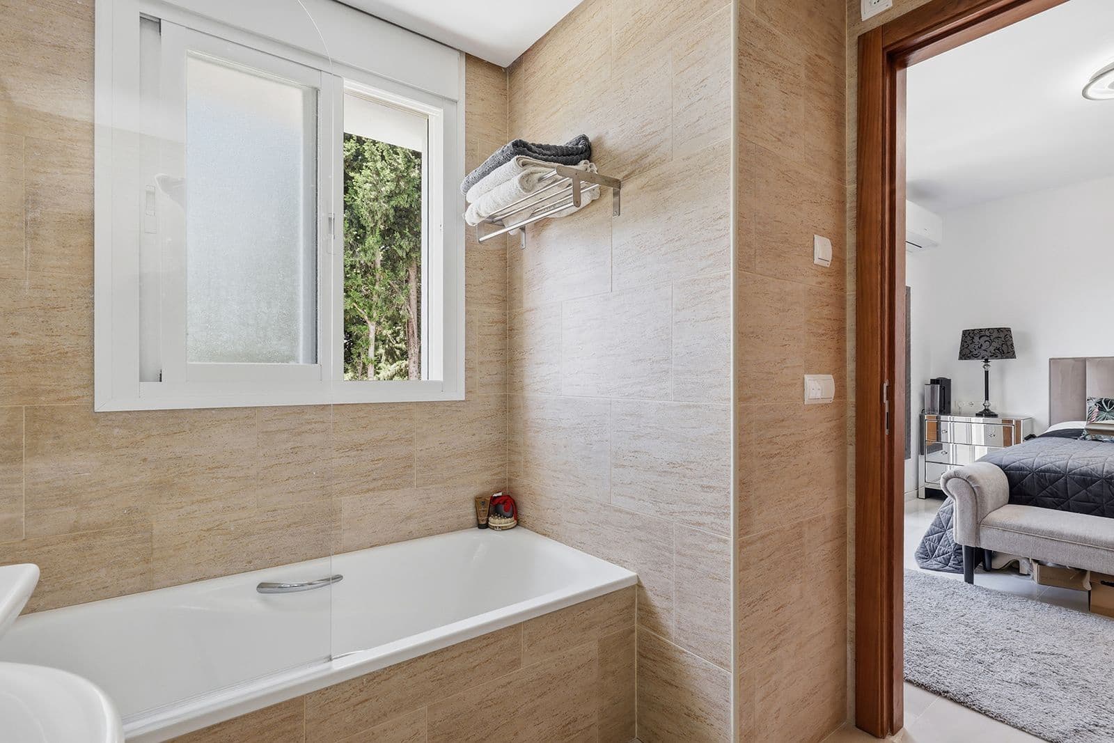 5 soverom Kjedet enebolig til salgs i Estepona - € 1 649 000 (Ref: 9894639)