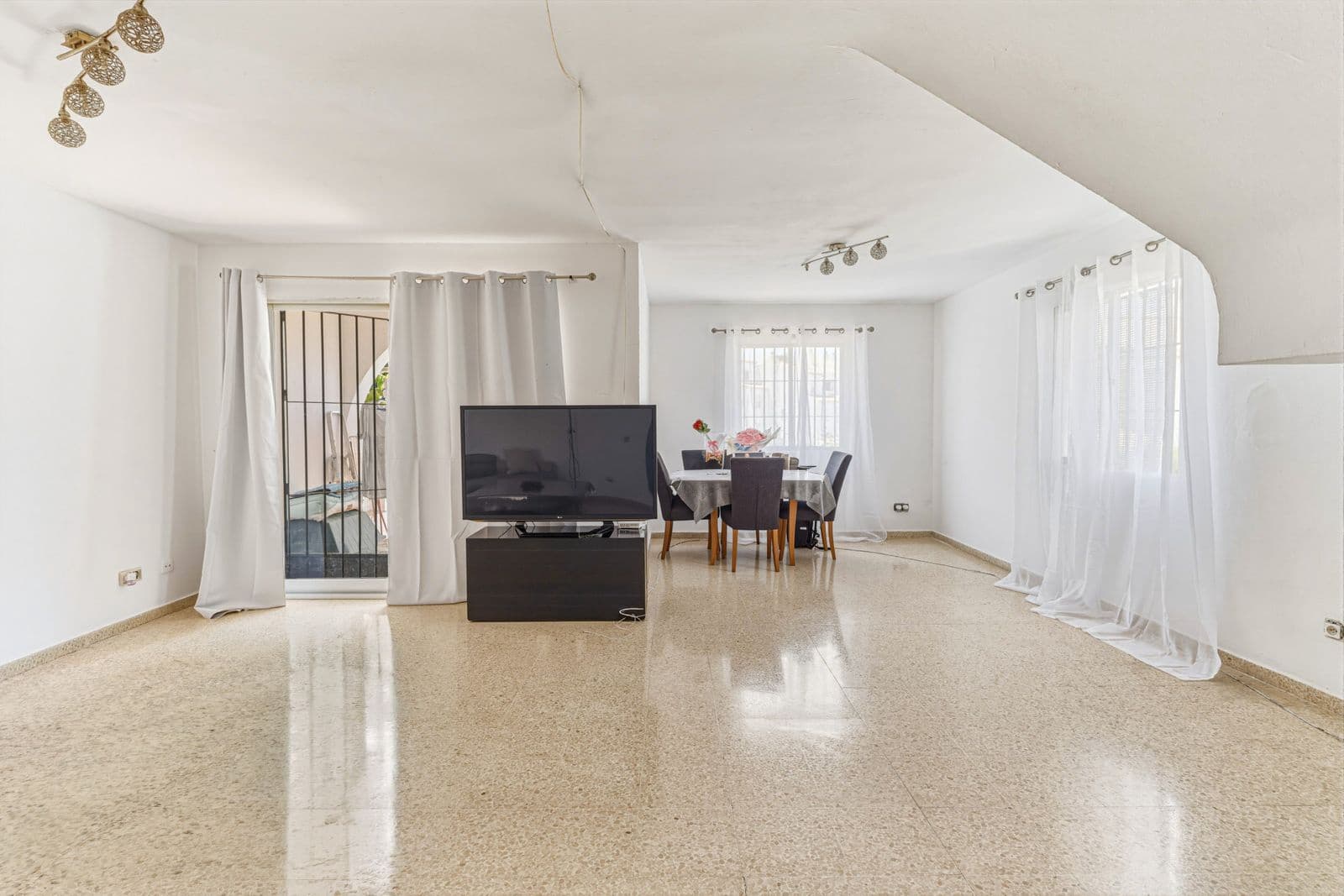 Casa de 3 habitaciones en New Golden Mile en venta - 580.000 € (Ref: 9894681)
