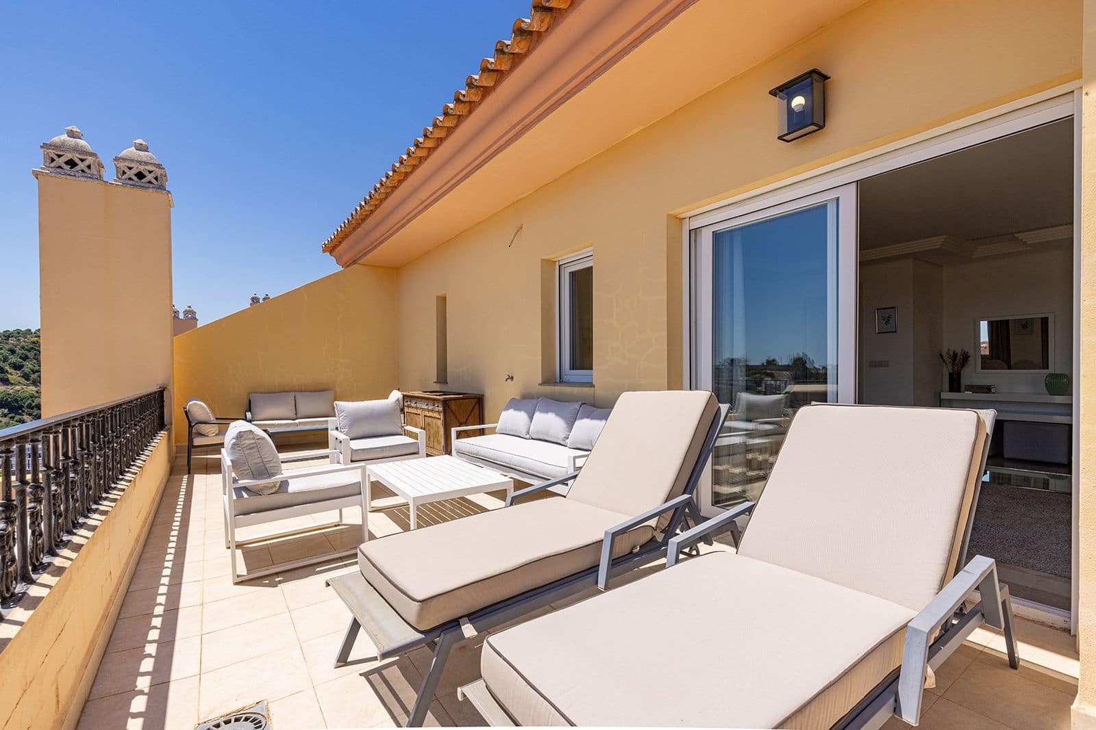 Ático de 2 habitaciones en Nueva Andalucia en venta - 895.000 € (Ref: 9894685)