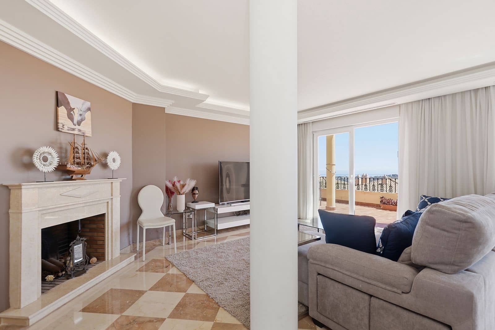 Ático de 2 habitaciones en Nueva Andalucia en venta - 895.000 € (Ref: 9894685)