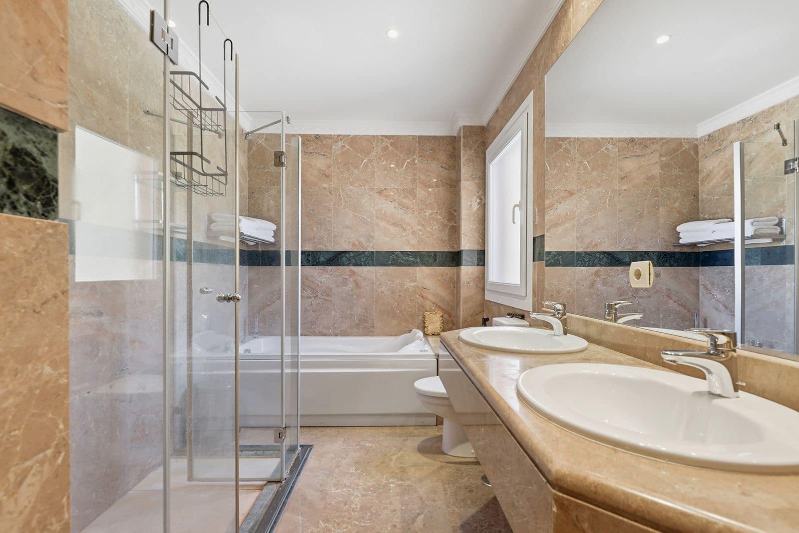 Ático de 2 habitaciones en Nueva Andalucia en venta - 895.000 € (Ref: 9894685)