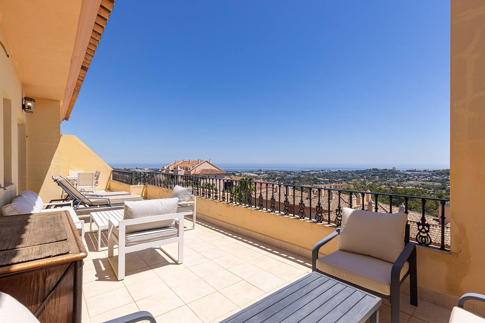 Ático de 2 habitaciones en Nueva Andalucia en venta - 895.000 € (Ref: 9894685)