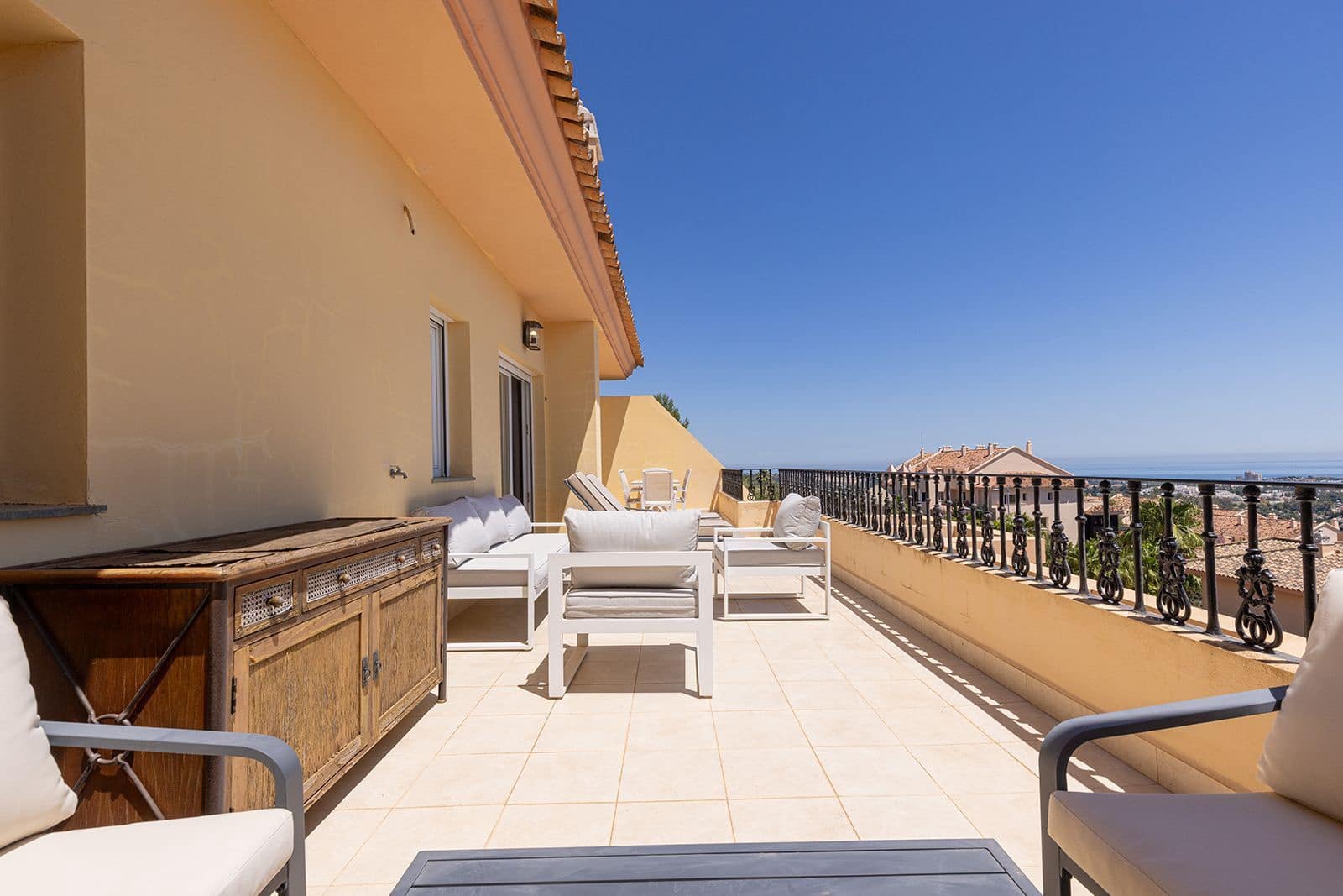 Ático de 2 habitaciones en Nueva Andalucia en venta - 895.000 € (Ref: 9894685)