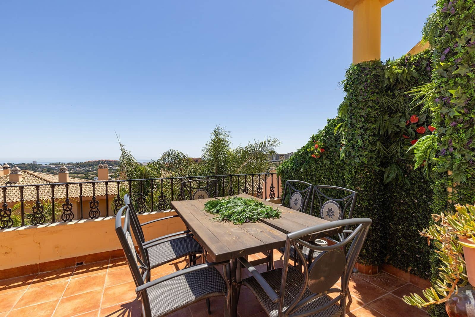 Ático de 2 habitaciones en Nueva Andalucia en venta - 895.000 € (Ref: 9894685)