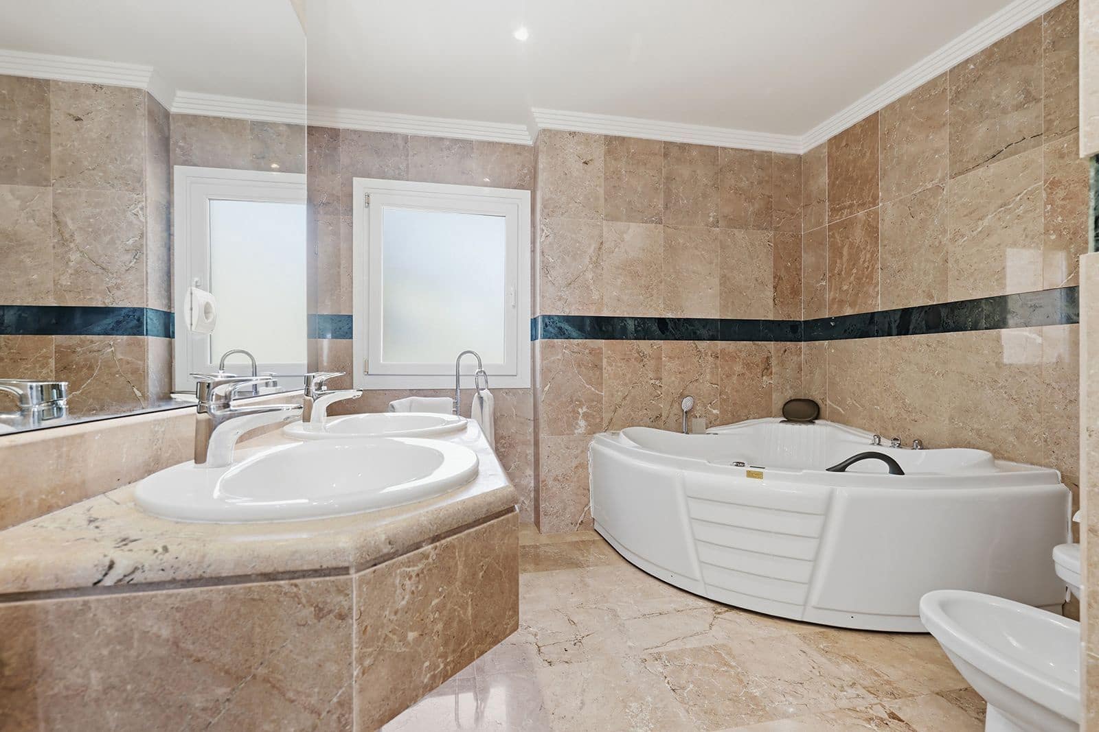 Ático de 2 habitaciones en Nueva Andalucia en venta - 895.000 € (Ref: 9894685)