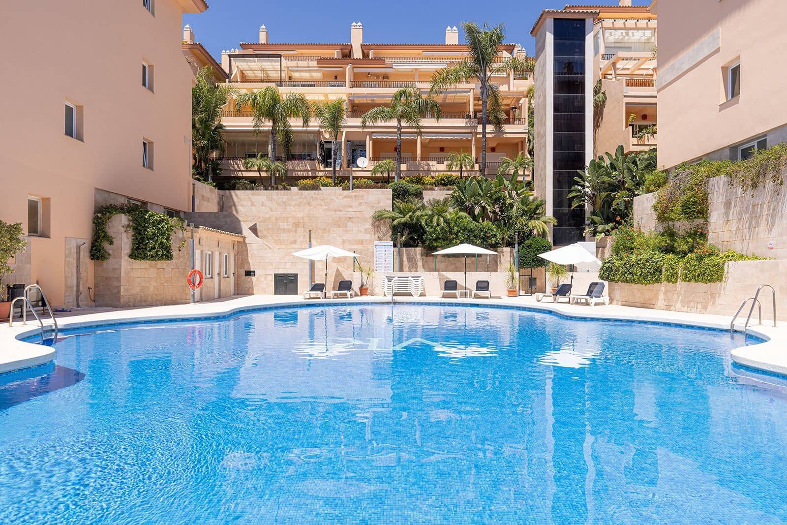 Ático de 2 habitaciones en Nueva Andalucia en venta - 895.000 € (Ref: 9894685)