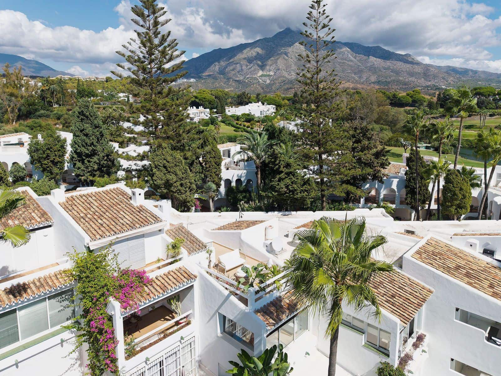 Ático de 2 habitaciones en Nueva Andalucia en venta - 489.000 € (Ref: 9894688)