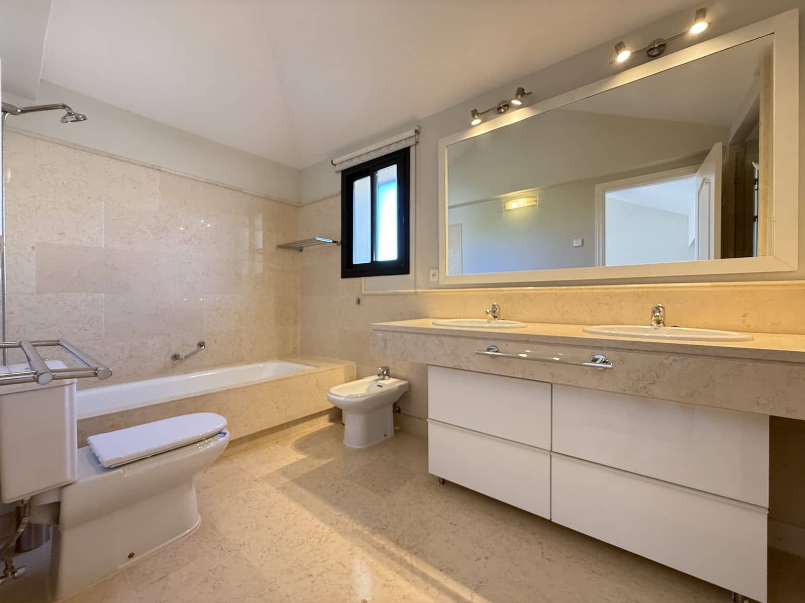 3 quarto Penthouse para venda em Benahavis - 940 000 € (Ref: 9894690)