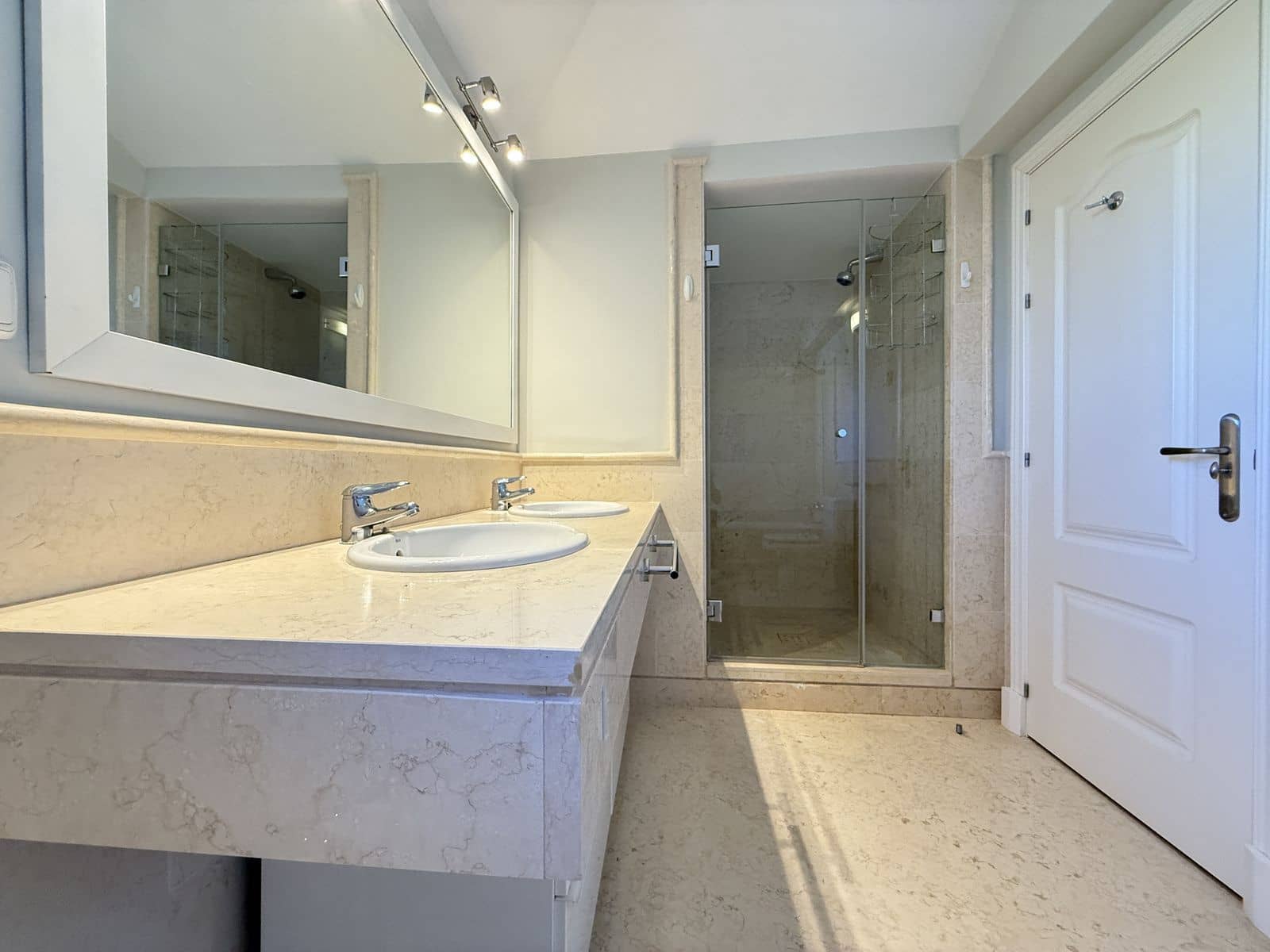 3 quarto Penthouse para venda em Benahavis - 940 000 € (Ref: 9894690)