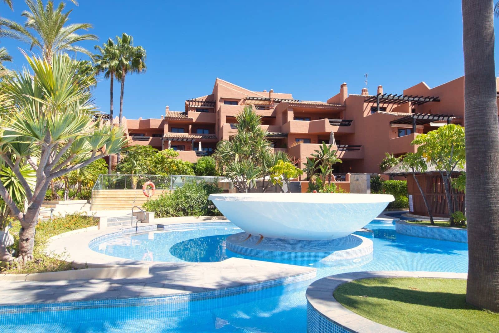 2 soveværelse Lejlighed til salg i Estepona - € 845.000 (Ref: 9910559)