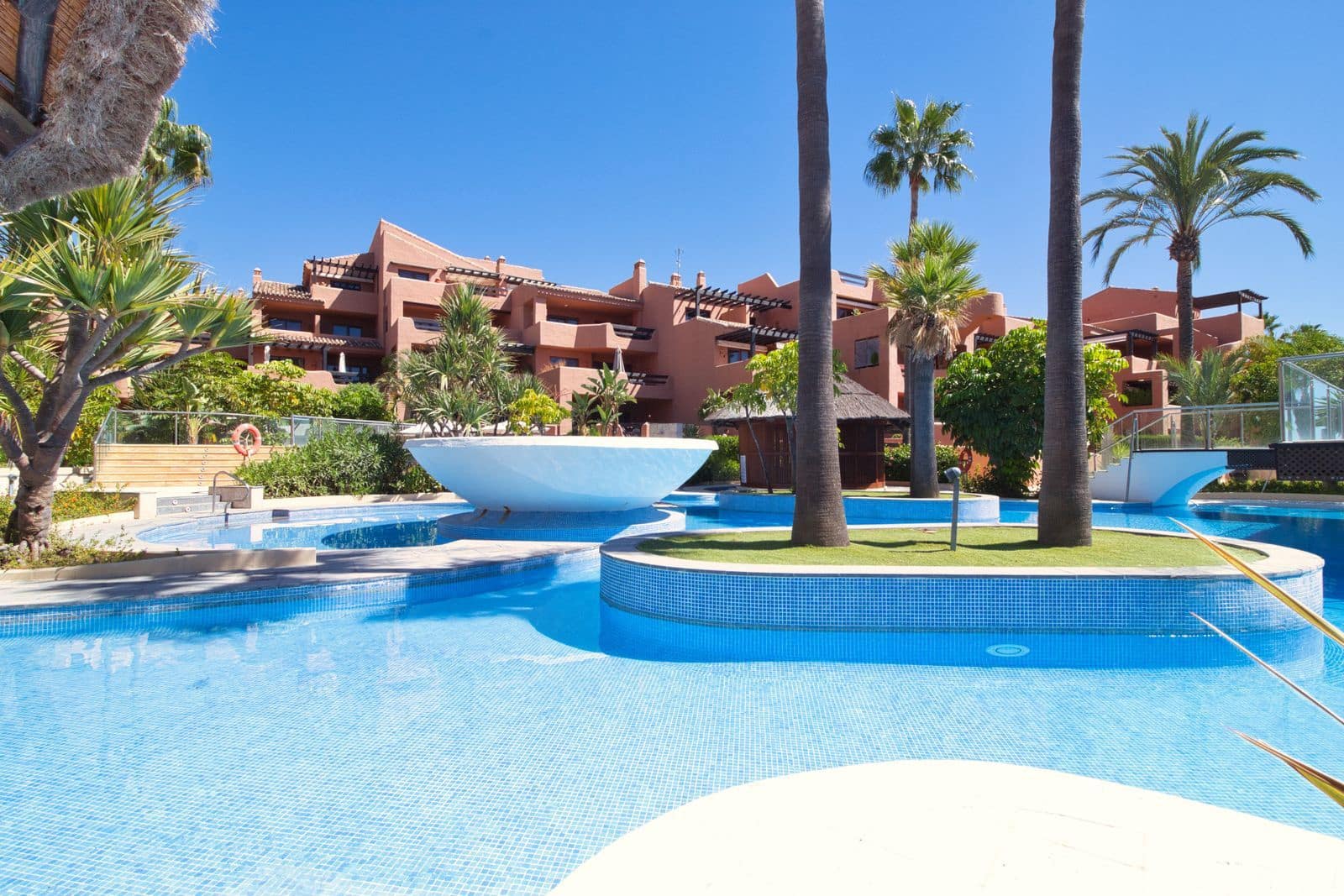 2 soveværelse Lejlighed til salg i Estepona - € 845.000 (Ref: 9910559)