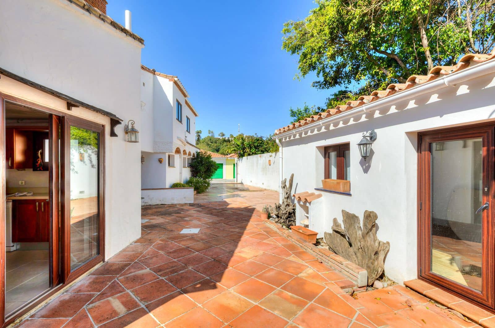 2 bedroom Villa for sale in Estepona - € 1,200,000 (Ref: 9910579)