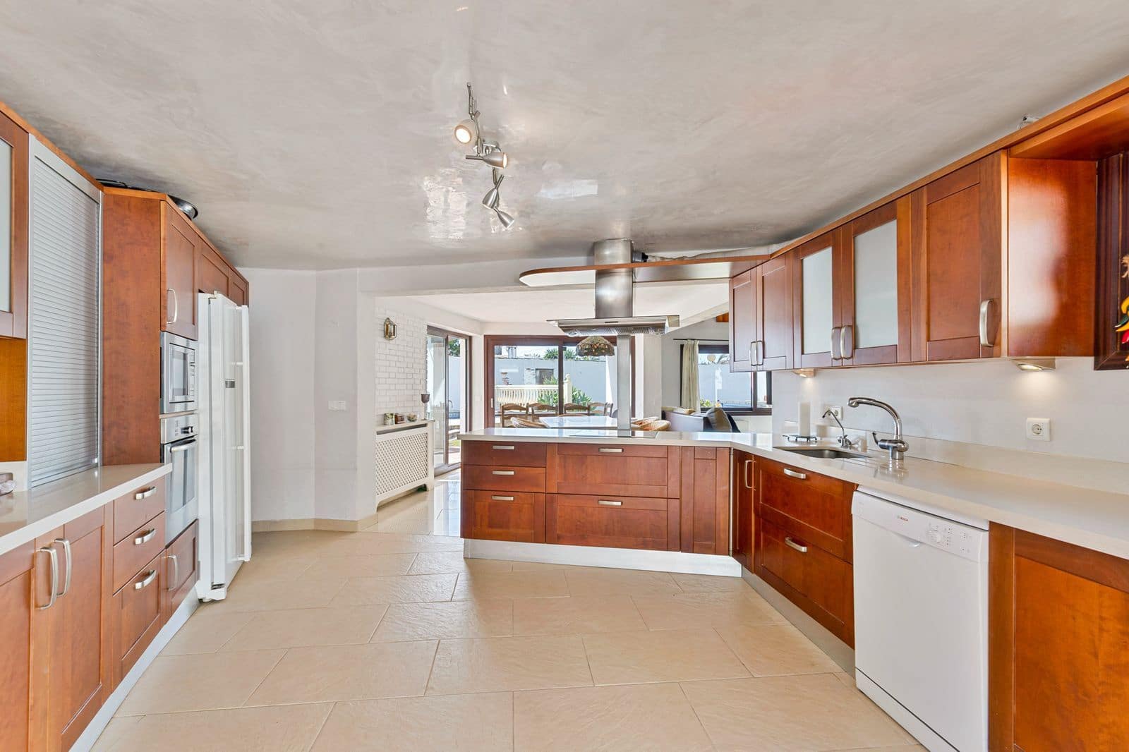 2 bedroom Villa for sale in Estepona - € 1,200,000 (Ref: 9910579)