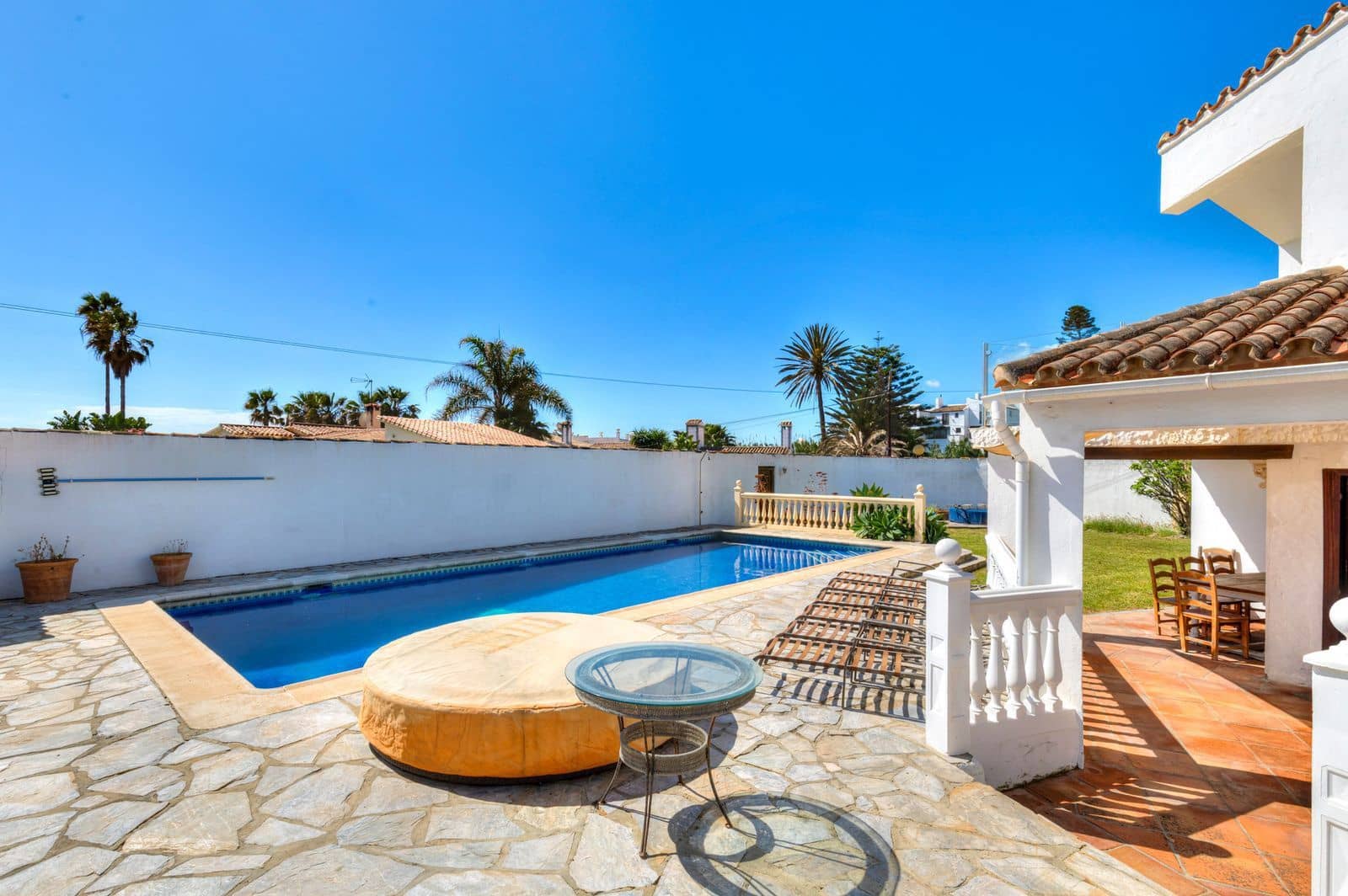 2 bedroom Villa for sale in Estepona - € 1,200,000 (Ref: 9910579)