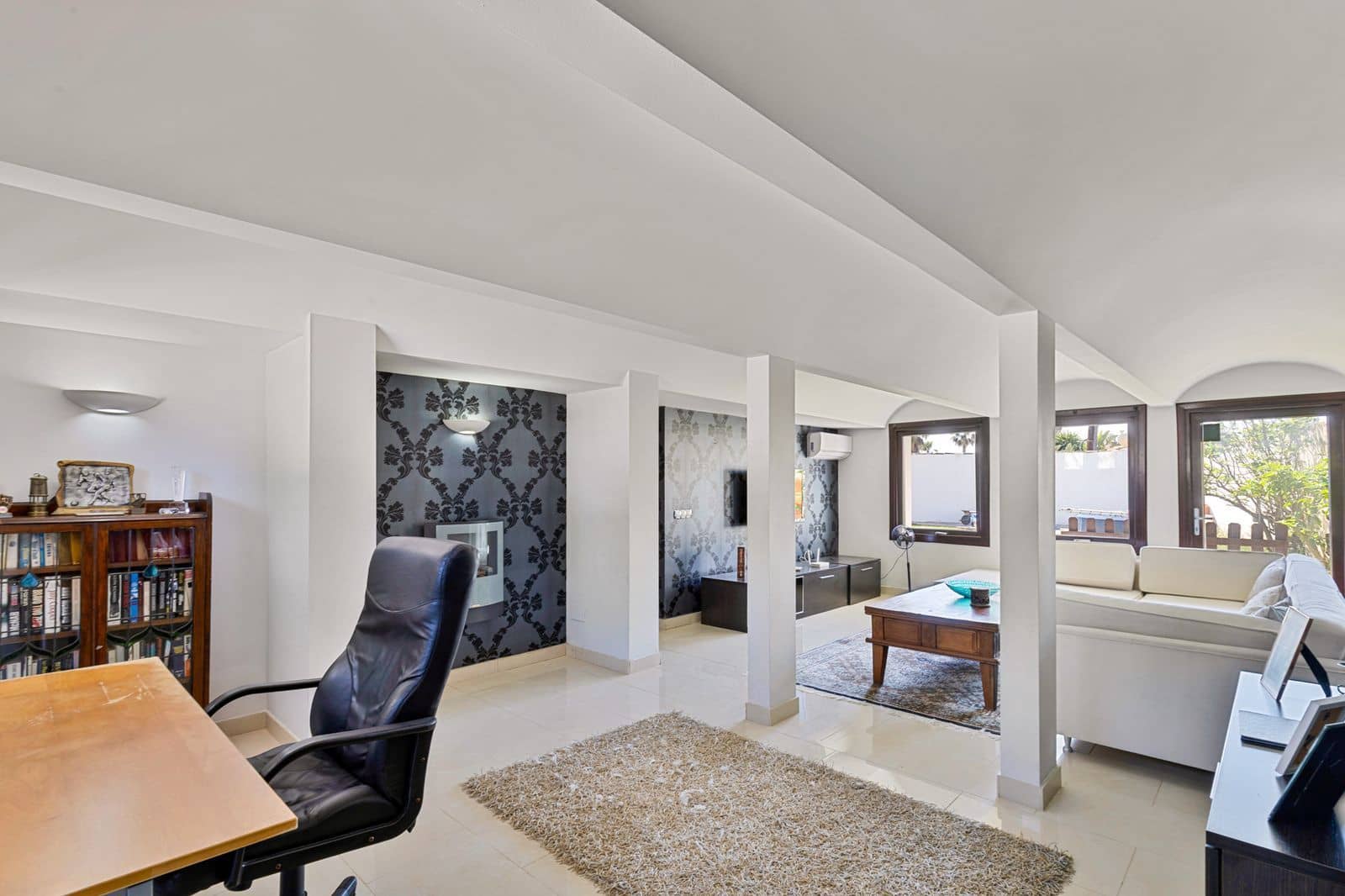 2 bedroom Villa for sale in Estepona - € 1,200,000 (Ref: 9910579)