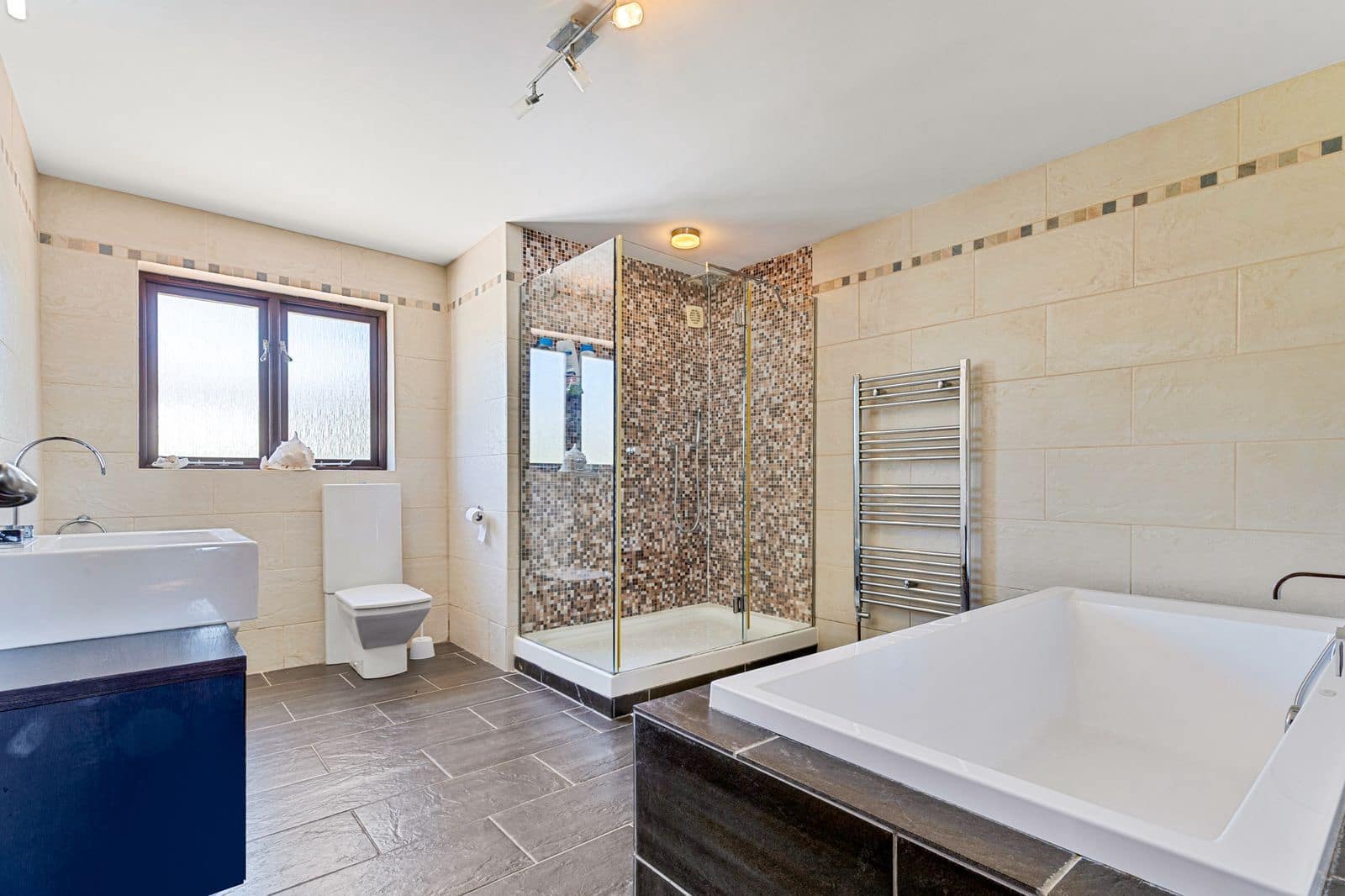 2 bedroom Villa for sale in Estepona - € 1,200,000 (Ref: 9910579)
