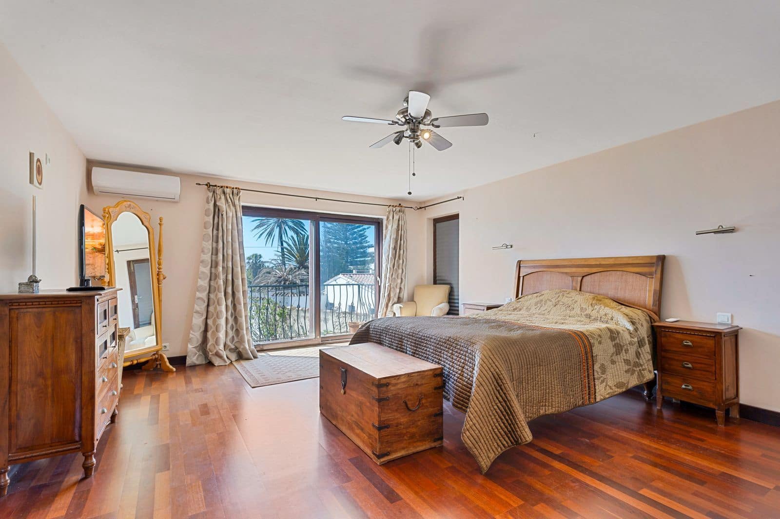 2 bedroom Villa for sale in Estepona - € 1,200,000 (Ref: 9910579)