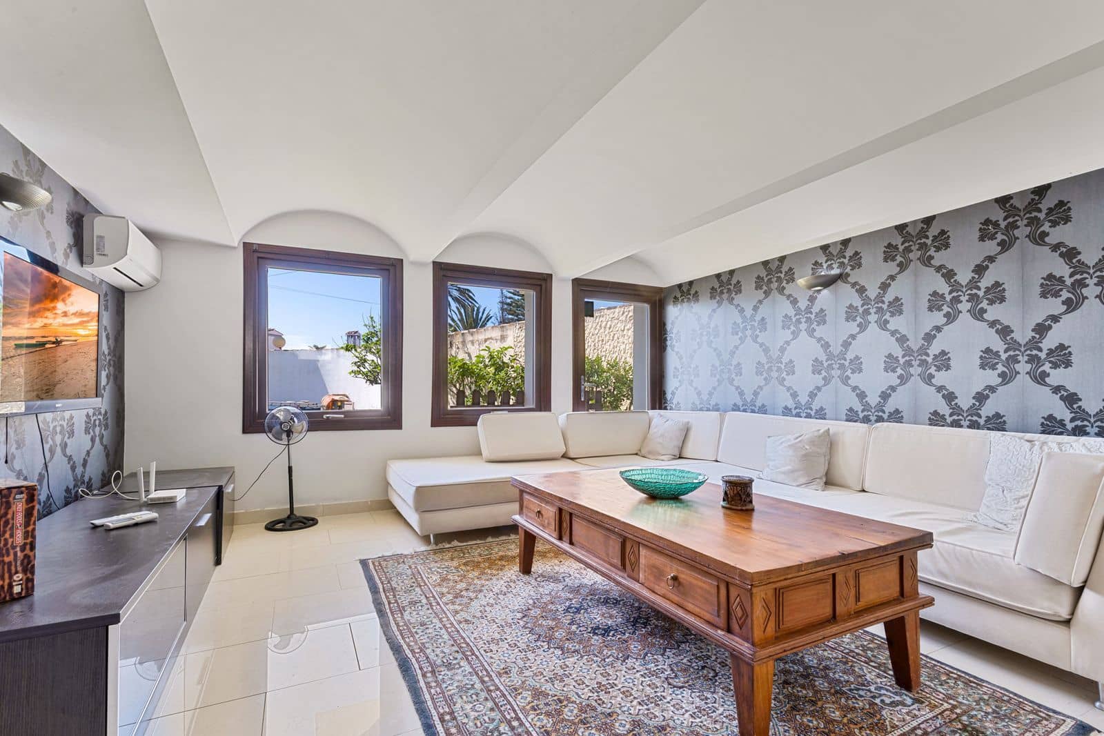 2 bedroom Villa for sale in Estepona - € 1,200,000 (Ref: 9910579)