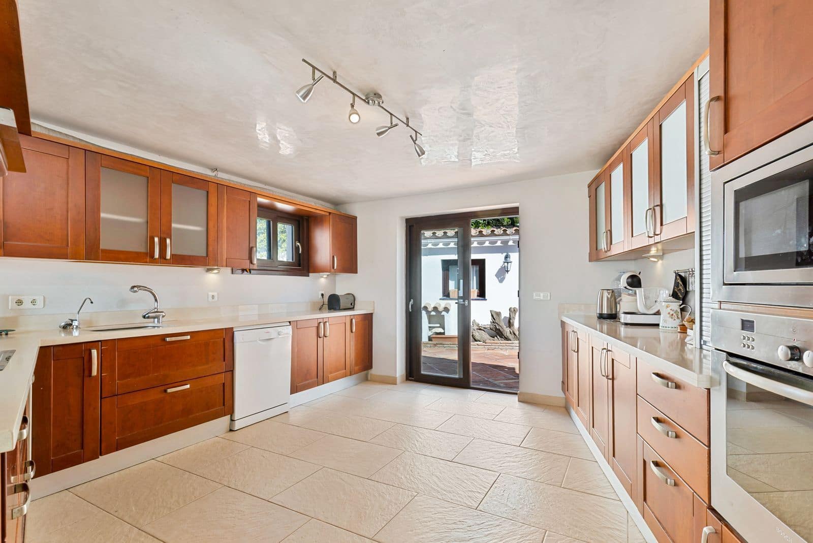 2 bedroom Villa for sale in Estepona - € 1,200,000 (Ref: 9910579)