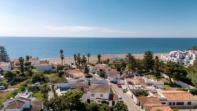 2 bedroom Villa for sale in Estepona - € 1,200,000 (Ref: 9910579)