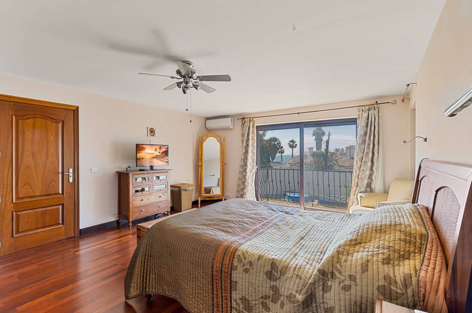 2 bedroom Villa for sale in Estepona - € 1,200,000 (Ref: 9910579)