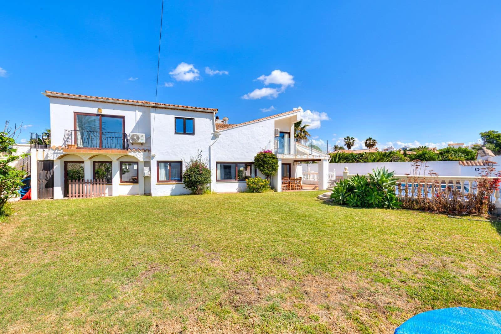 2 bedroom Villa for sale in Estepona - € 1,200,000 (Ref: 9910579)