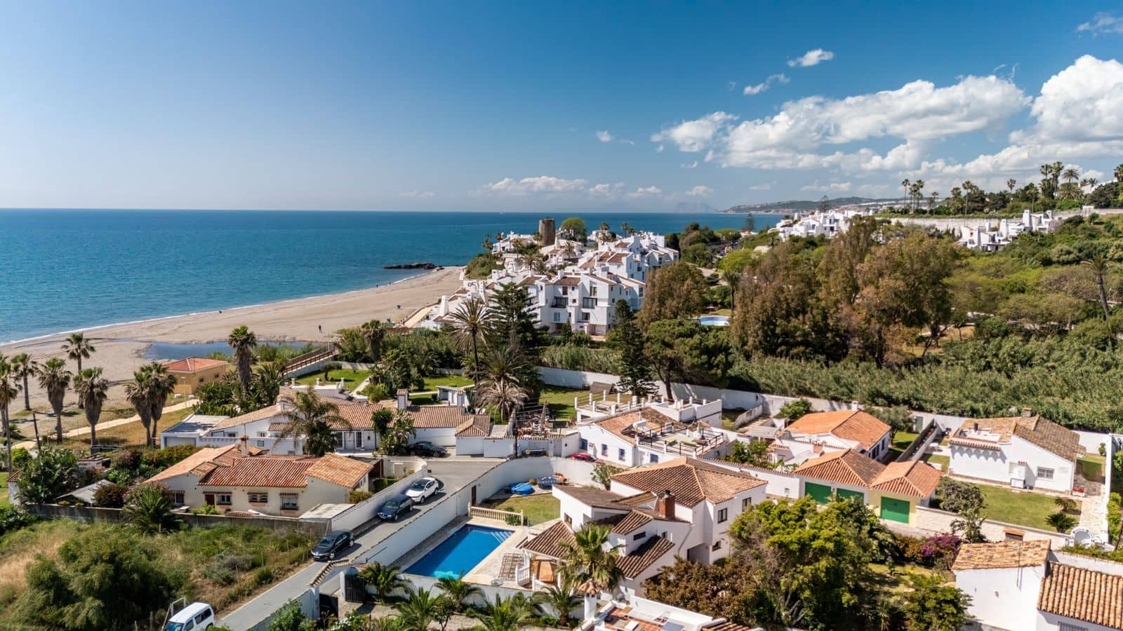 2 bedroom Villa for sale in Estepona - € 1,200,000 (Ref: 9910579)
