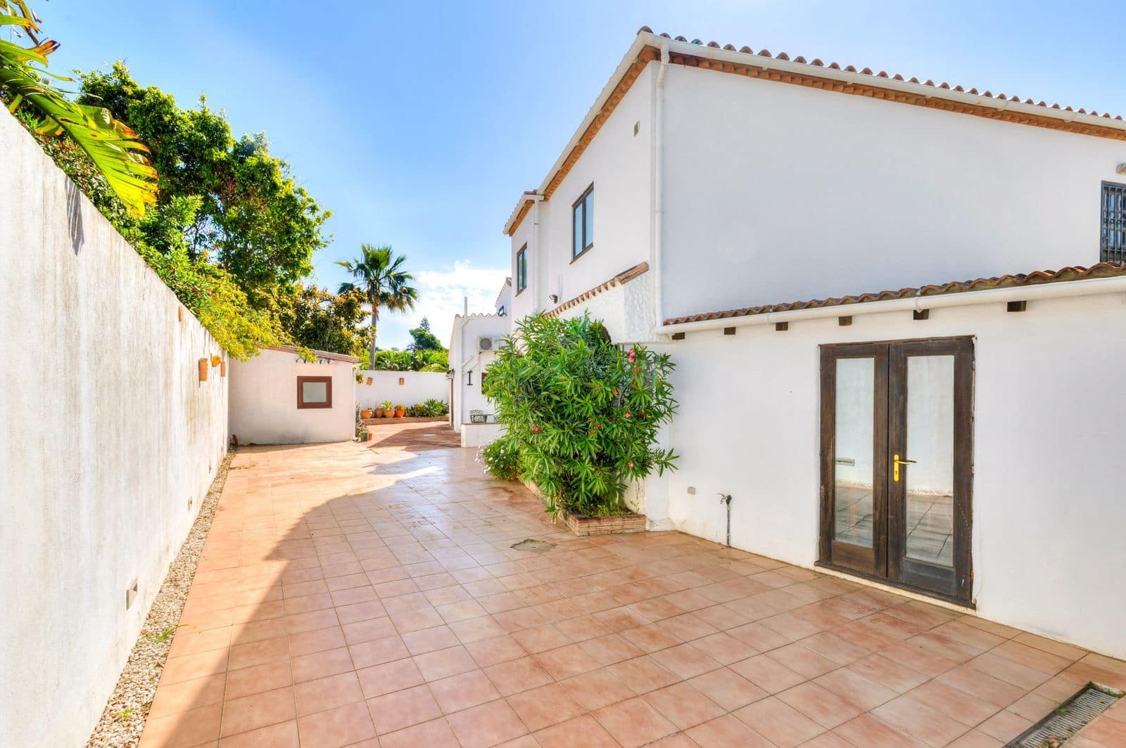 2 bedroom Villa for sale in Estepona - € 1,200,000 (Ref: 9910579)