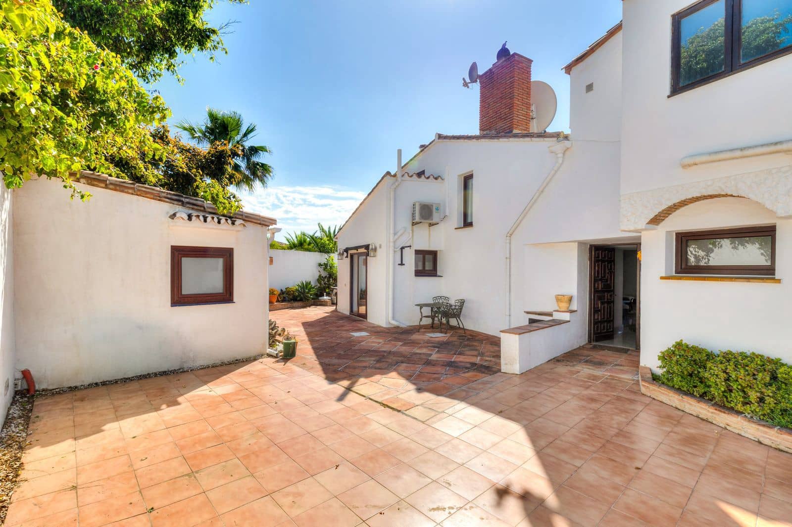 2 bedroom Villa for sale in Estepona - € 1,200,000 (Ref: 9910579)