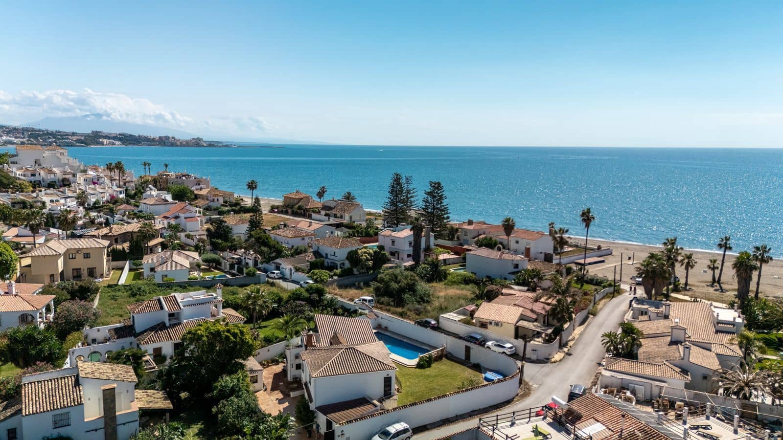 2 bedroom Villa for sale in Estepona - € 1,200,000 (Ref: 9910579)