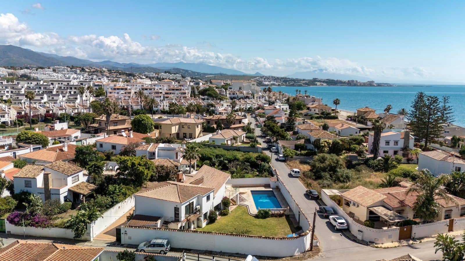 2 bedroom Villa for sale in Estepona - € 1,200,000 (Ref: 9910579)