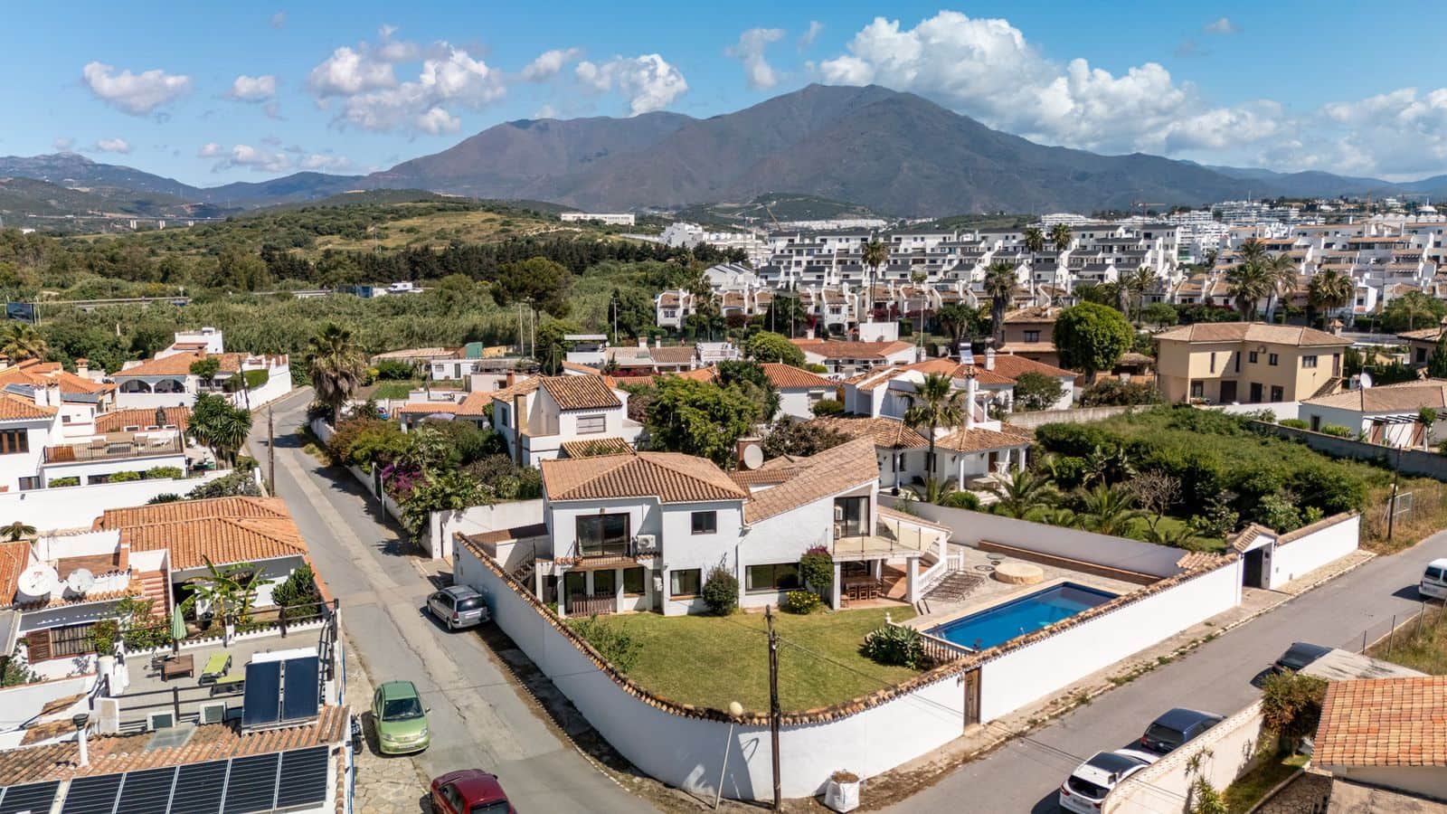 2 bedroom Villa for sale in Estepona - € 1,200,000 (Ref: 9910579)