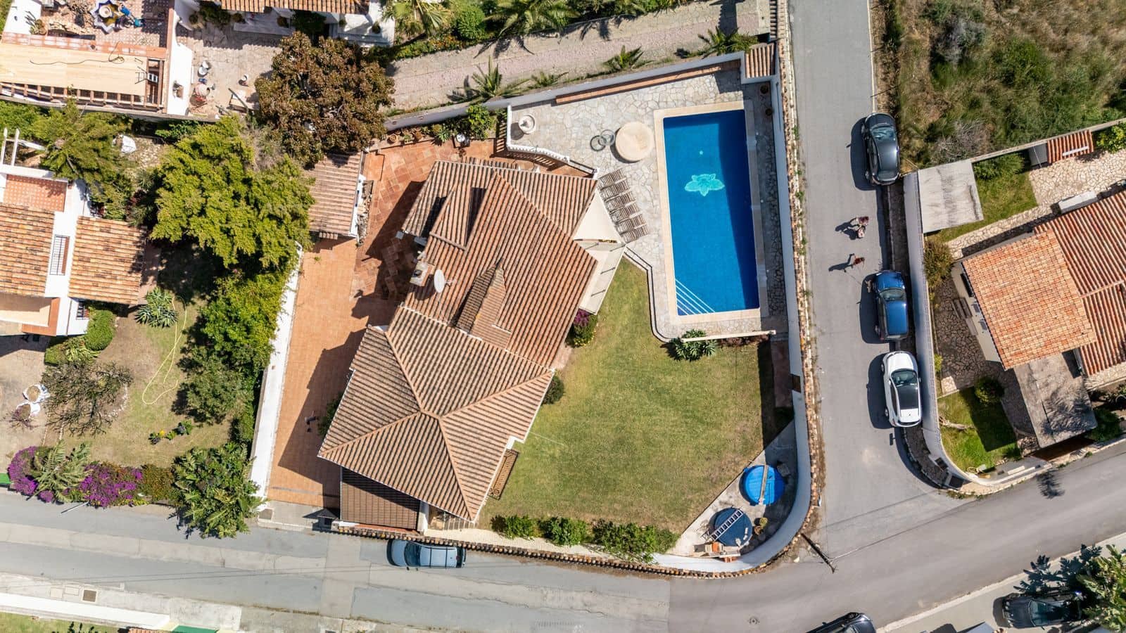2 bedroom Villa for sale in Estepona - € 1,200,000 (Ref: 9910579)