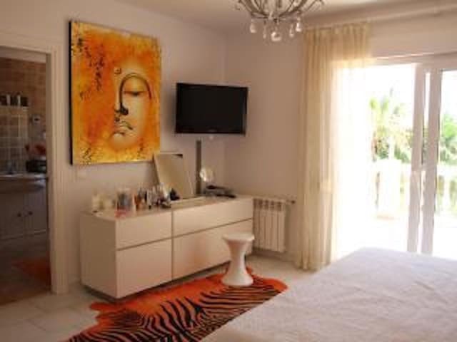 5 slaapkamer Villa te koop in Calahonda, Mijas - € 1.250.000 (Ref: 9910580)